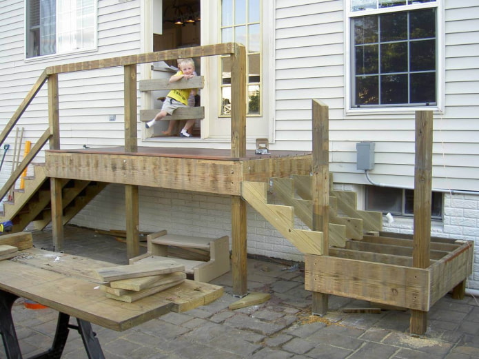 het proces van het monteren van een houten veranda