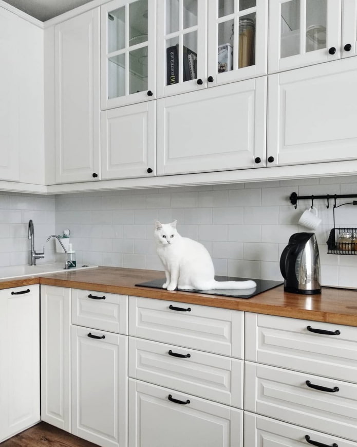 witte keuken met zwarte grepen