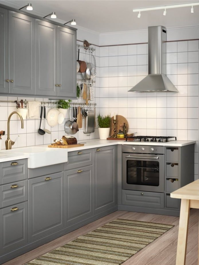 grijze keuken met gouden grepen