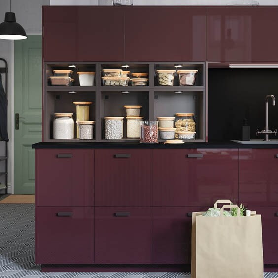 glanzende bordeauxrode keuken