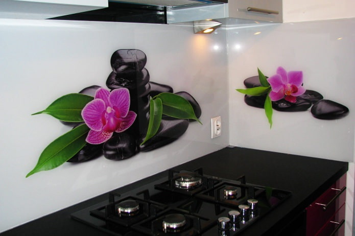 schort met bloemen in de keuken