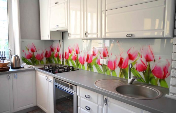 schort met bloemen in de keuken