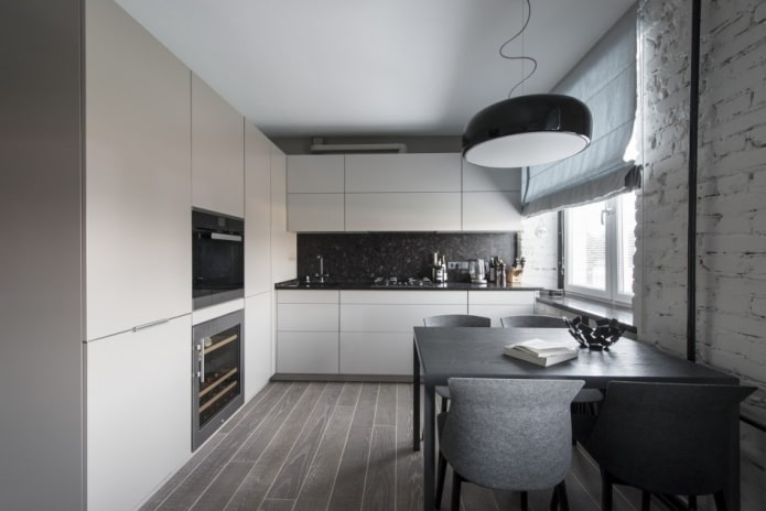 Grijze keuken met zwarte accenten