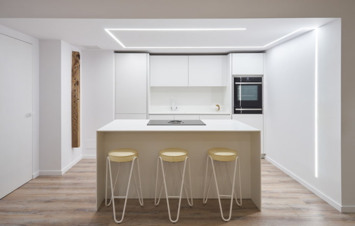 Wit plafond met achtergrondverlichting in de keuken