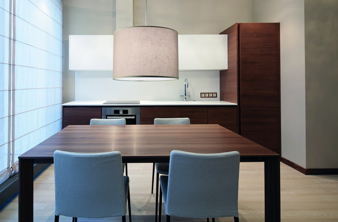 Hanglamp boven de eethoek