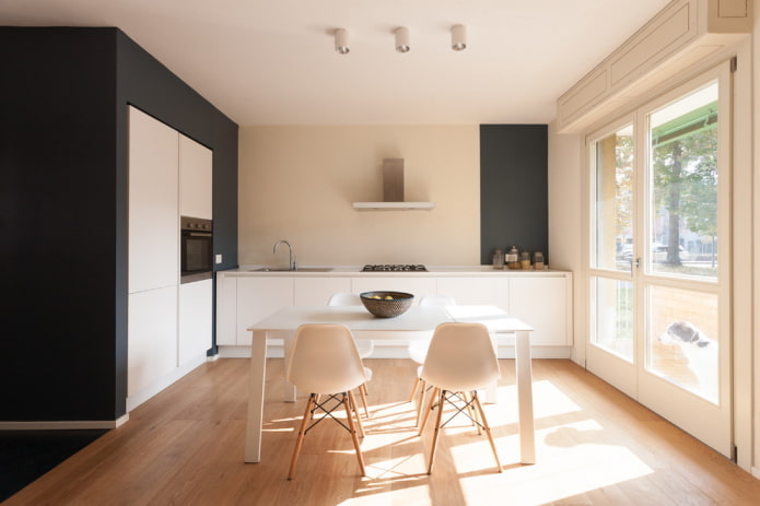 Beige geschilderde muur met een zwart accent