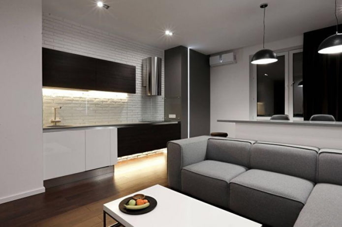 Woonkamer met keuken en bank