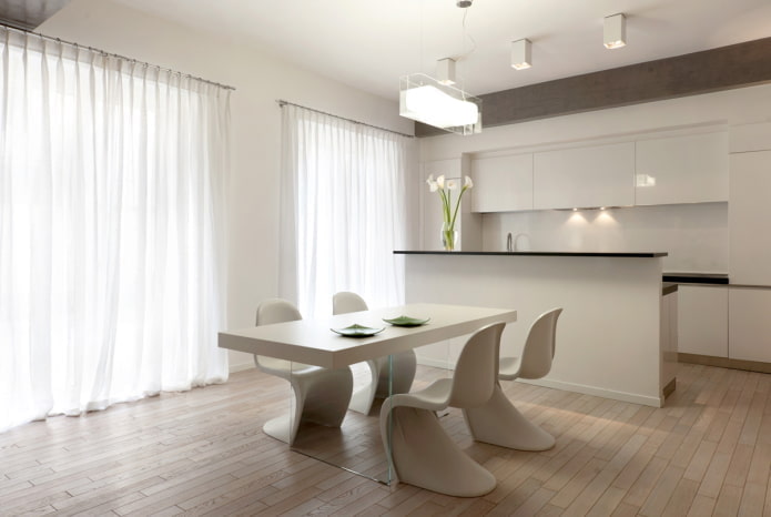 Witte gordijnen in de keuken