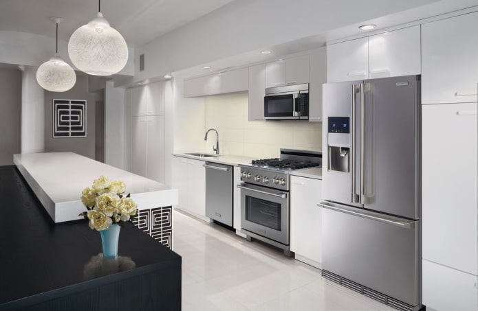 huishoudelijke apparaten in het interieur van de keuken in de moderne stijl