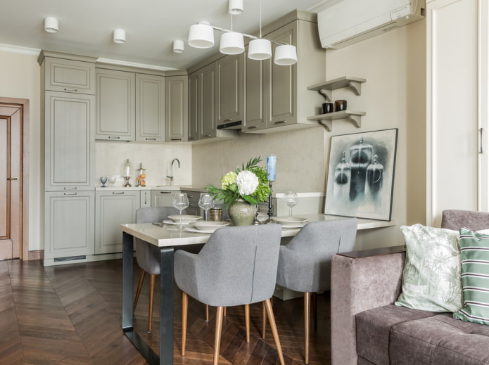 Elegante woonkeuken met gestoffeerde meubels