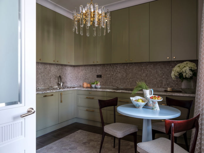 Keuken met een laconieke inrichting en kasten tot aan het plafond
