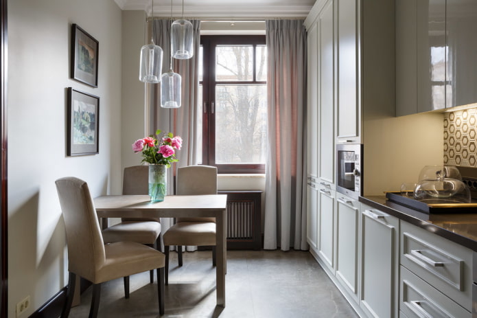 Kleine keuken in neoklassieke stijl