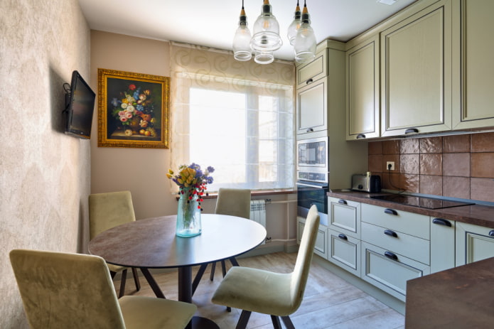 Kleine keuken met ronde tafel