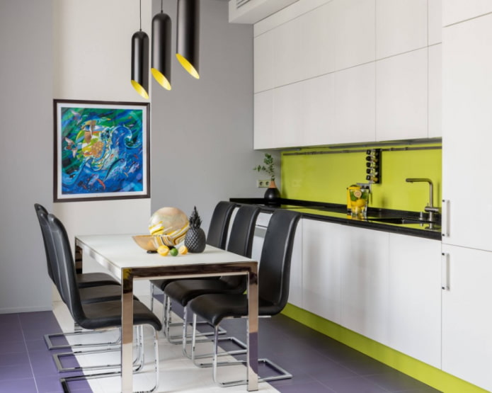 tafel met stoelen in de keuken