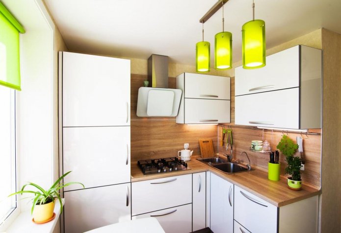 witte keuken met felle accenten