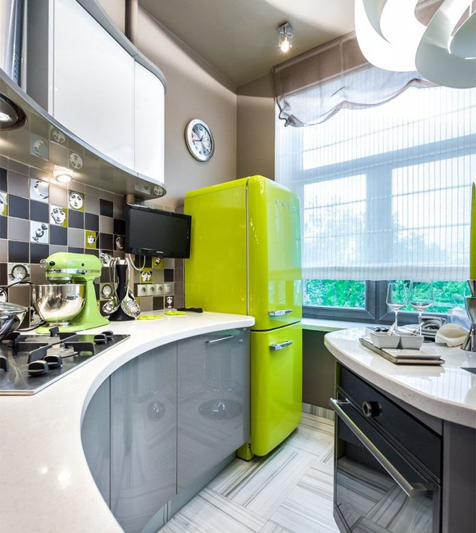 heldere koelkast in het interieur