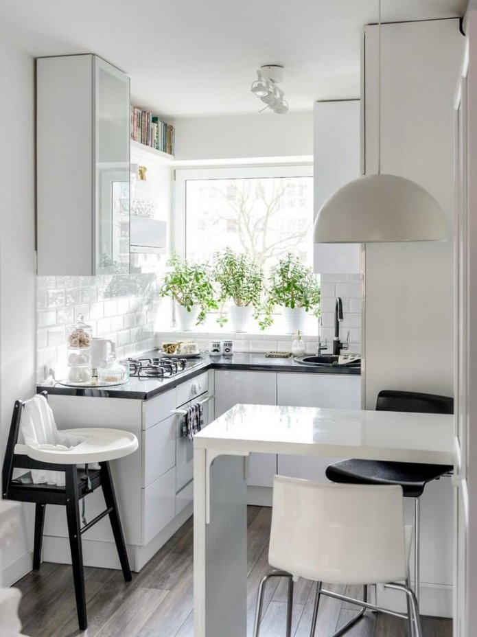 witte keuken met zwart aanrechtblad