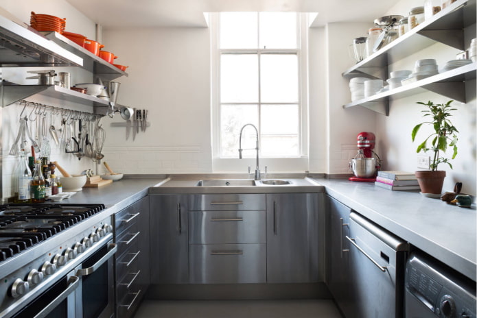 U-vormige keuken met raam