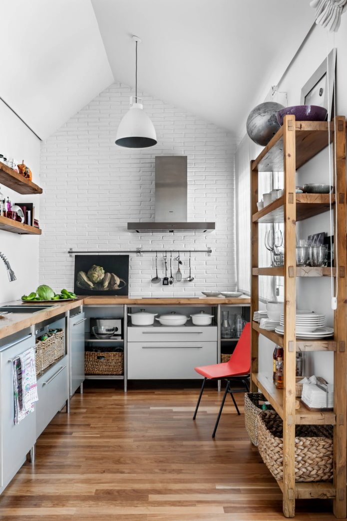 smalle keuken met planken