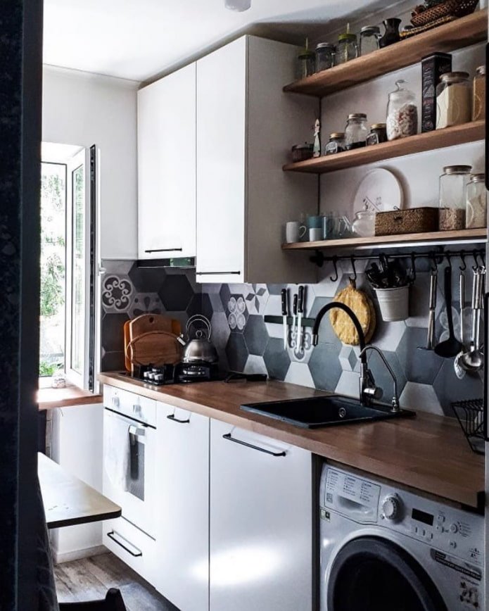 kleine keuken met planken