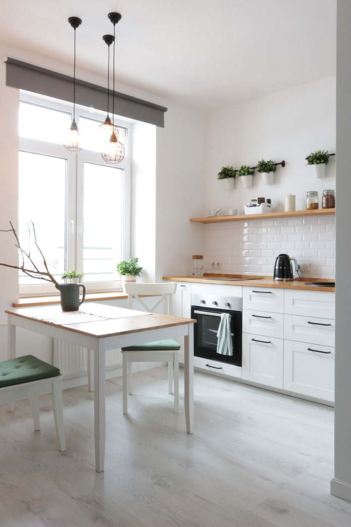 compacte keuken met raam