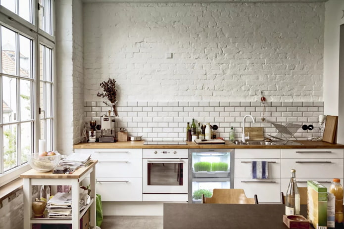 witte bakstenen muur