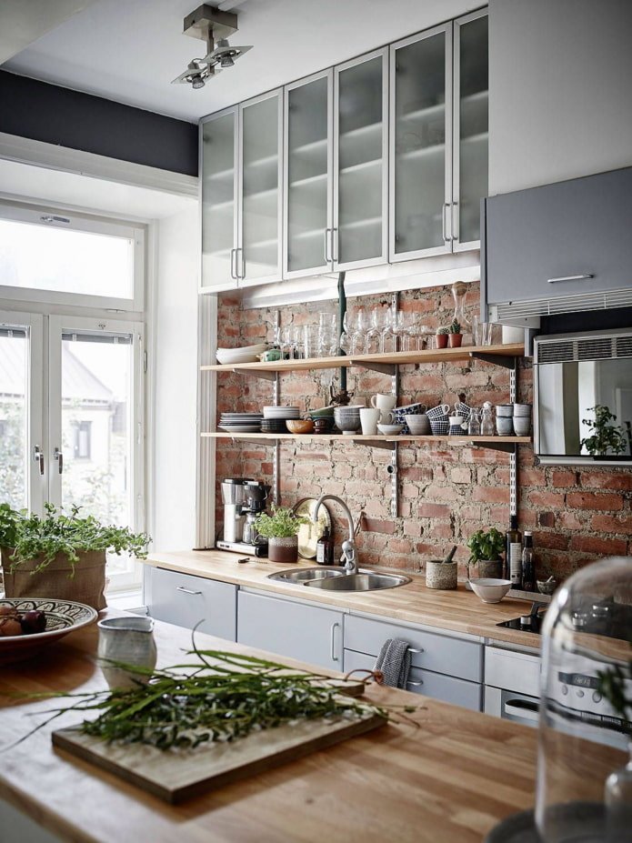 ruwe bakstenen in de keuken