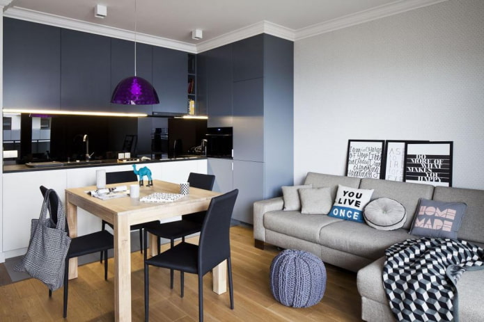 opstelling van de bank in het interieur van de keuken-woonkamer