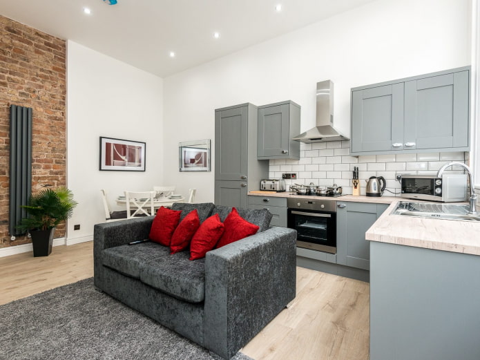 bank in het interieur van de keuken-woonkamer van 16 vierkante meter