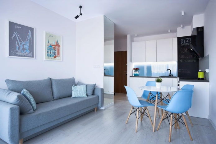 bank in het interieur van de keuken-woonkamer van 16 vierkante meter