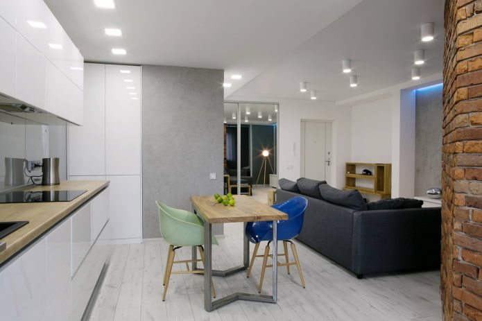 Bank met de rug naar de keuken