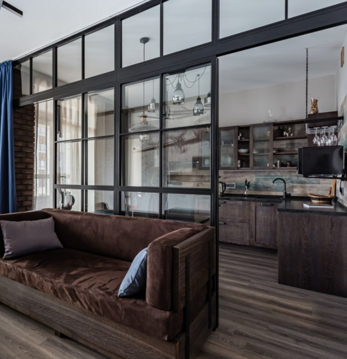 glazen wand in loftinterieur