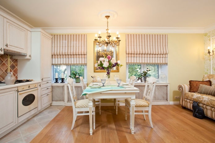 interieur van de keuken-woonkamer in Proven?aalse stijl