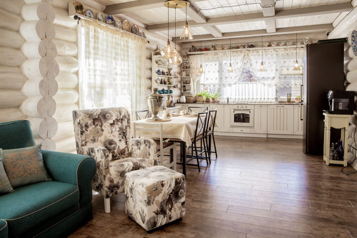 interieur van de keuken-woonkamer in Proven?aalse stijl