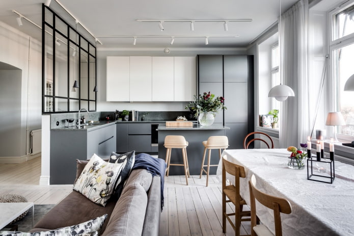 interieur van de keuken-woonkamer in Scandinavische stijl