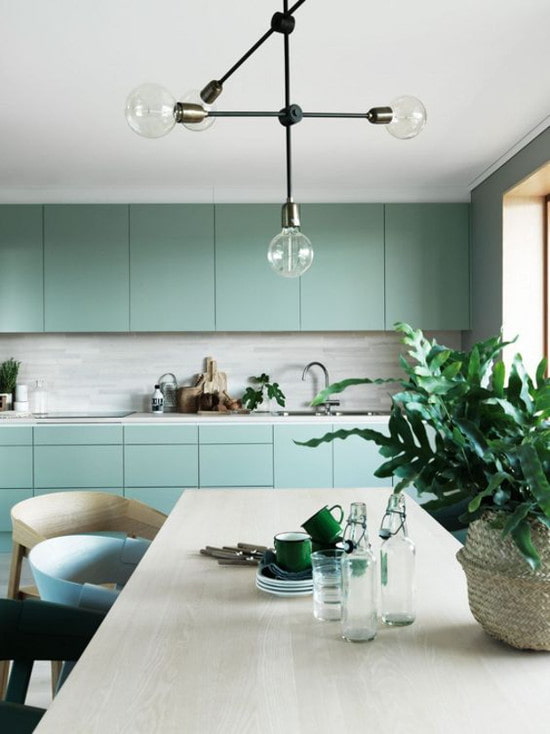 minimalistische gekleurde keuken