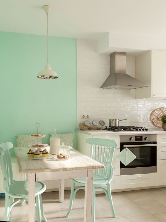 witte keuken met mintkleurige accenten