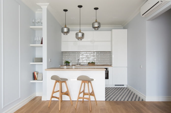 witte keuken in een nis in het interieur