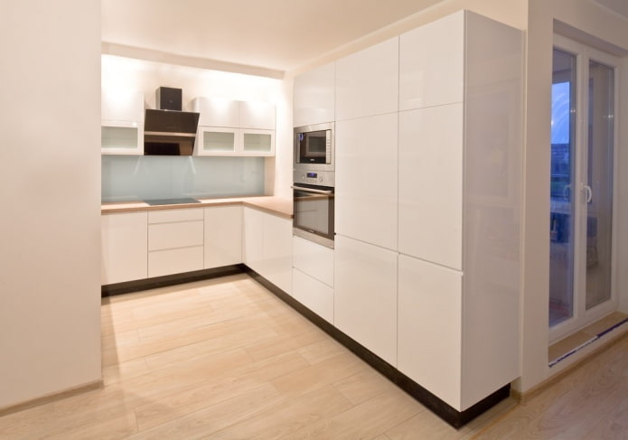 keuken in een nis in het interieur in minimalistische stijl