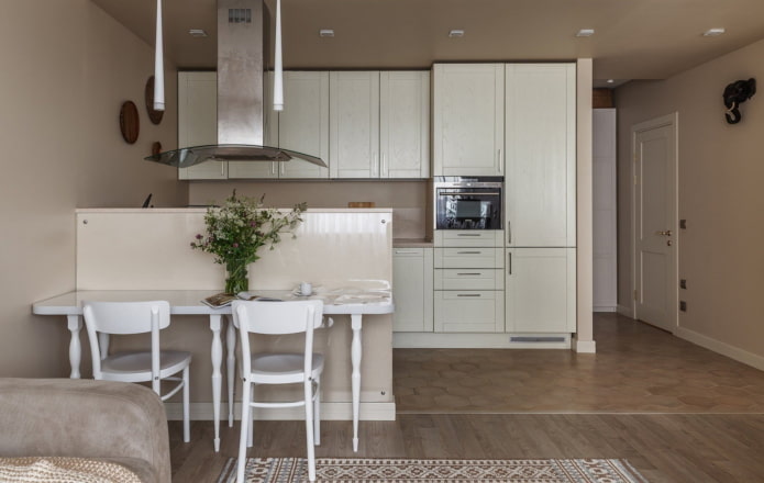 witte en houten keuken in een nis in het interieur