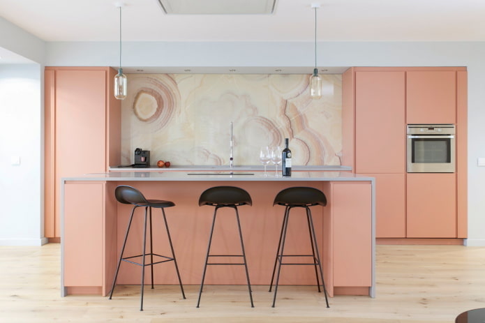 roze keuken in een nis in het interieur
