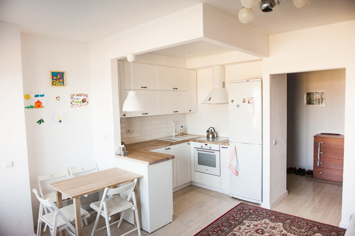 U-vormige keuken in een nis in het interieur