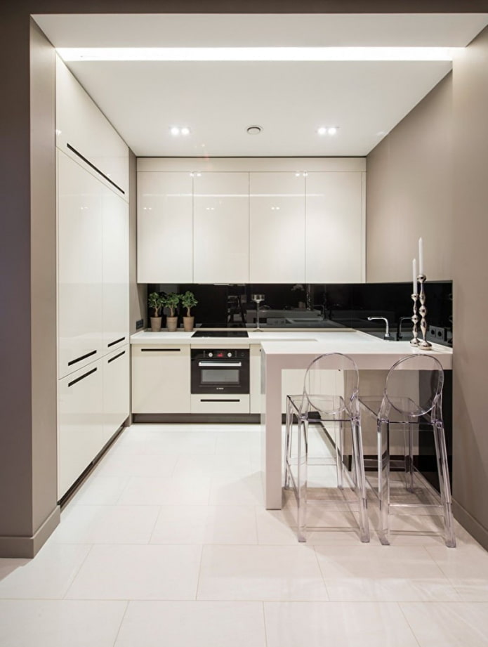 witte keuken in een nis in het interieur