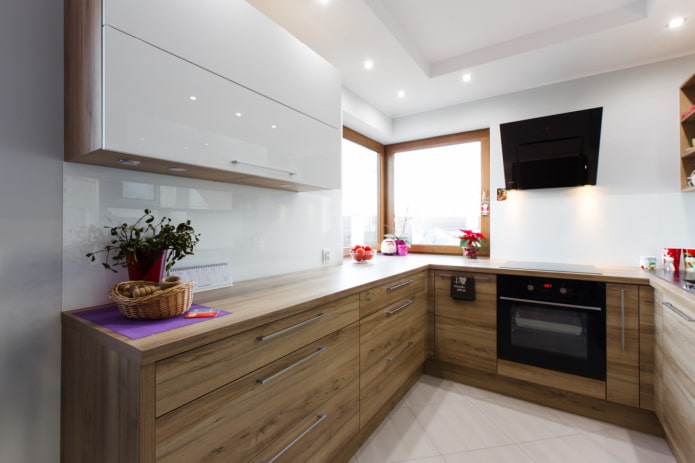 keuken met houten en witte fronten