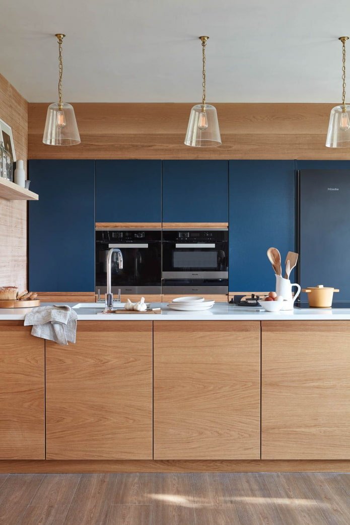 zwarte apparatuur in de keuken