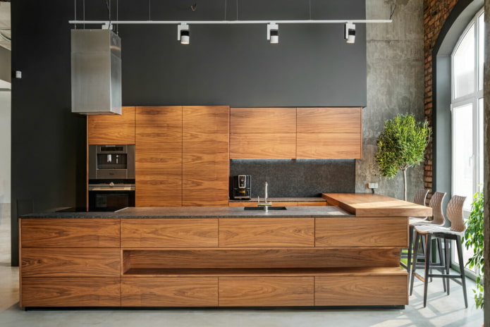 zwarte keuken met hout