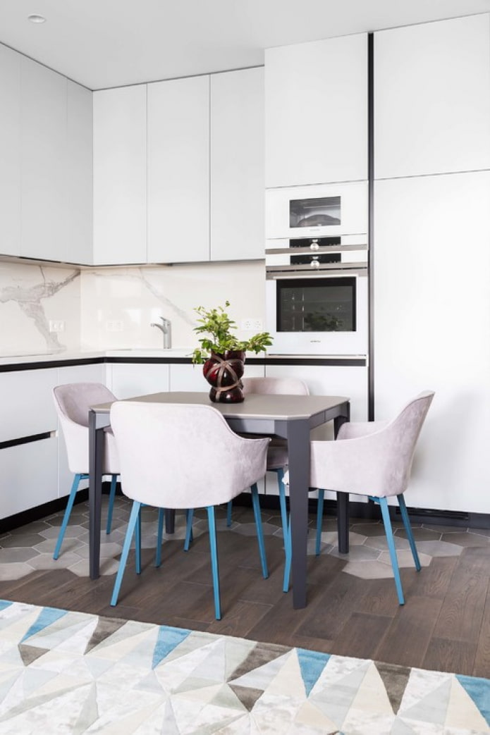 witte keuken met een tafel