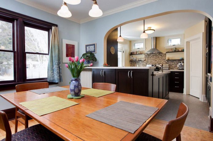 een boog tussen de keuken en de eetzaal kamer