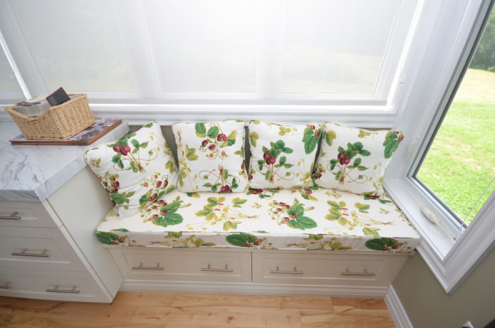 bank met opberglades in het keukeninterieur