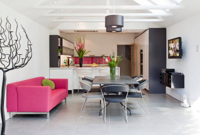 roze bank in het keukeninterieur